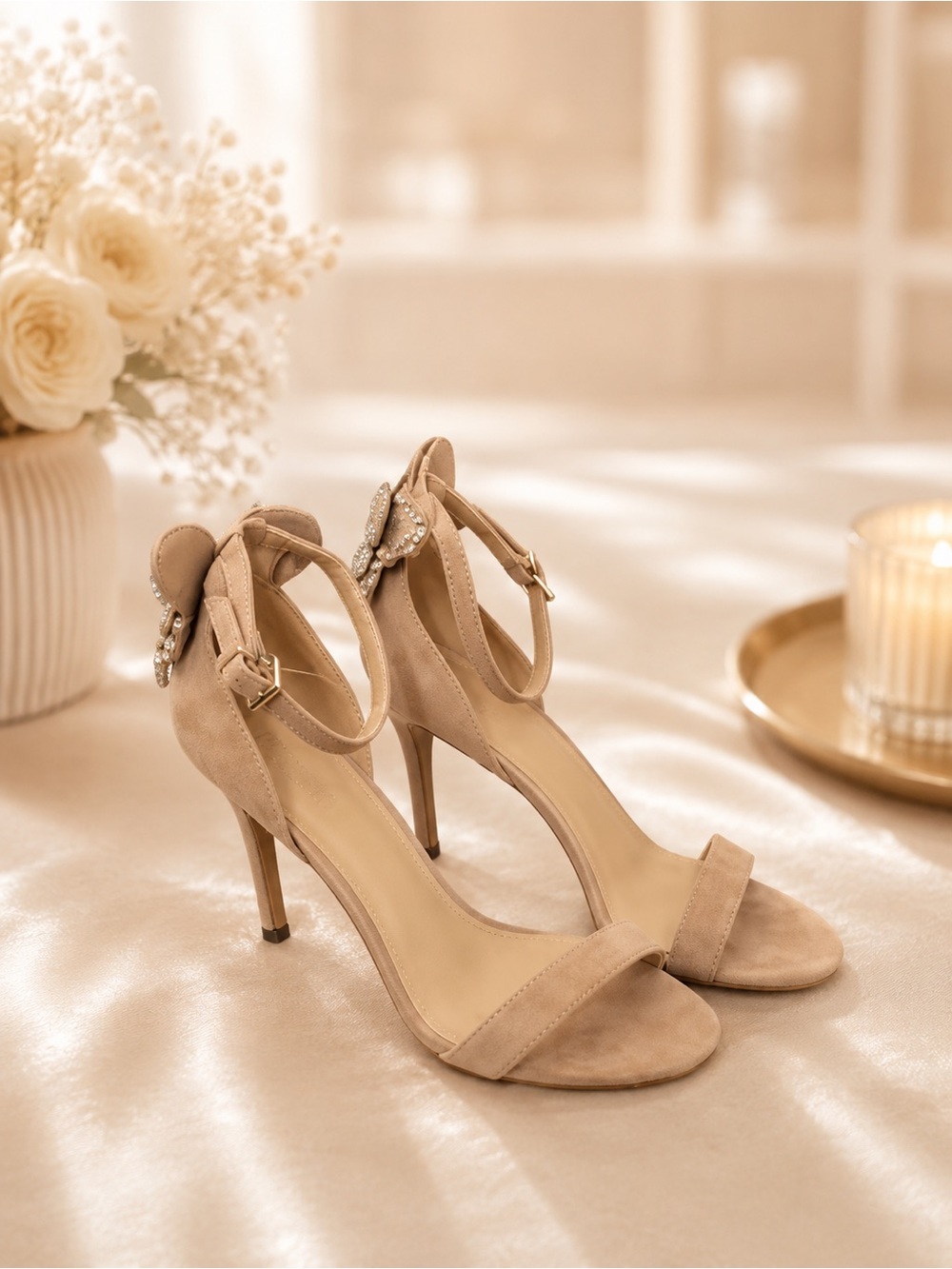 Michael Kors BEVERLY Butterfly
Applique Suede Sandals Sz 7.5 - Picture 3 of 12